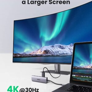Hub USB-C HDMI 4K UGREEN connecté à un écran Ultra HD