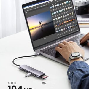 Hub USB-C UGREEN avec lecteur de cartes SD et TF offrant 104 Mo/s de vitesse.