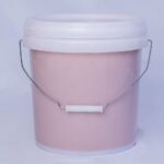 Seau de 10 kilos de pâte d’arachide naturelle sans additifs de couleur rose pâle.