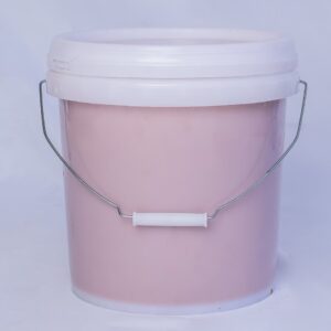 Seau de 10 kilos de pâte d’arachide naturelle sans additifs de couleur rose pâle.