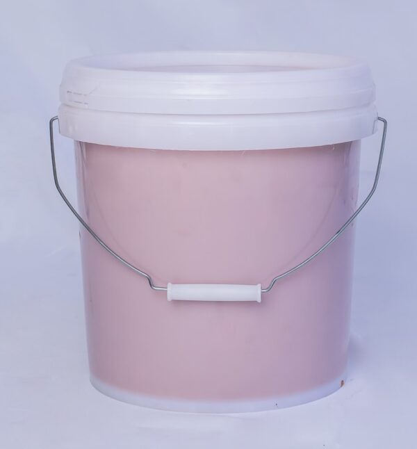 Seau de 10 kilos de pâte d’arachide naturelle sans additifs de couleur rose pâle.