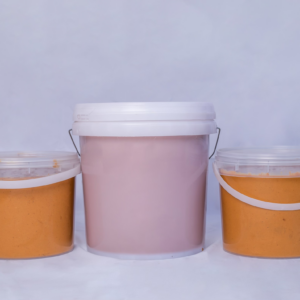 Seau central de 10kg de pâte d'arachide encadré par deux seaux de 5kg de la même pâte d'arachide.