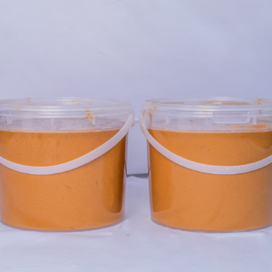Deux seaux de 5 litres de pâte d'arachide 'Saveur d'Afrique' 100% naturelle, produite et transformée au Mali, sur un fond clair.