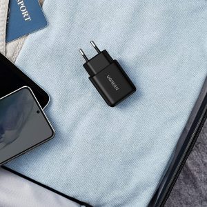 Chargeur UGREEN 70273 tenu dans une main