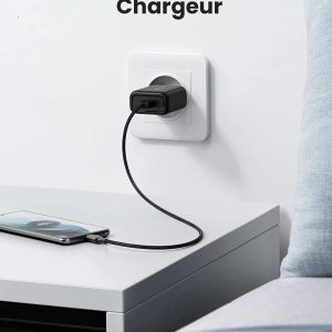 Chargeur UGREEN branché sur prise murale