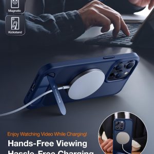 Coque Torras bleu marine pour iPhone 15 Pro en position paysage avec chargeur MagSafe sur le dos. Main appuyant sur un clavier de tablette à côté.