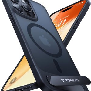 iPhone 15 Pro noir avec coque Torras Pstand, mise en valeur par sa béquille intégrée et la compatibilité MagSafe, sur un fond uni.