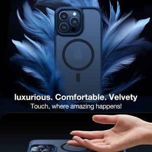 Coque Torras Guardian bleu marine pour iPhone 15 Pro posée sur une surface sombre avec une texture douce et des plumes bleues en arrière-plan.