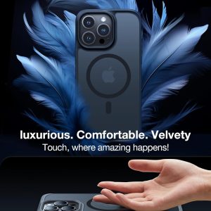 Une coque Torras affichant les lentilles de caméra et le logo MagSafe, entourée de plumes bleu marine léger, et une autre coque au bas de la page, retournée avec une main humaine posée dessus.