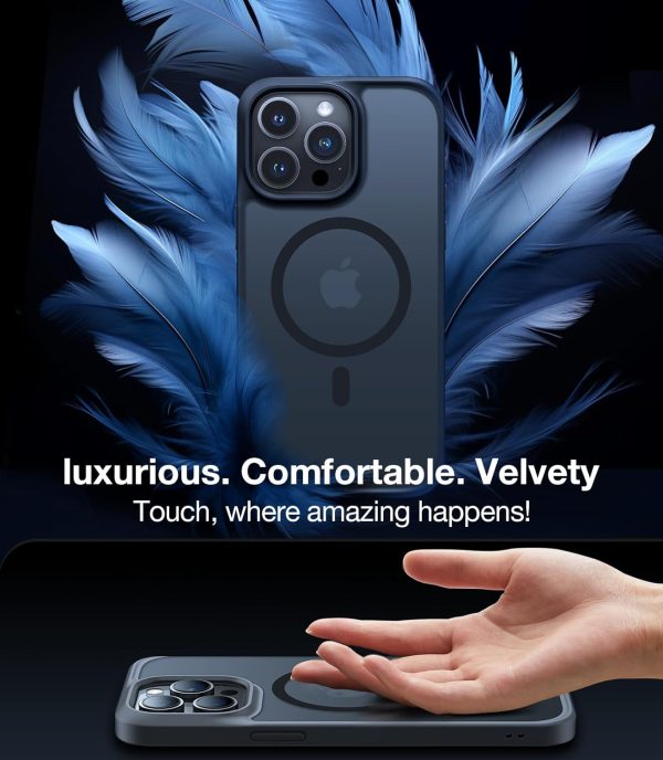 Une coque Torras affichant les lentilles de caméra et le logo MagSafe, entourée de plumes bleu marine léger, et une autre coque au bas de la page, retournée avec une main humaine posée dessus.