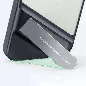 Zoom sur la béquille en métal de la coque UGREEN pour iPhone 14 Pro Max, dénotant qualité et originalité depuis 2012.