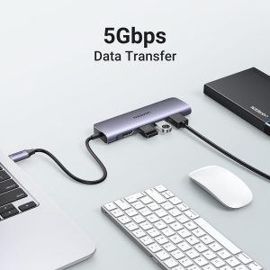 Hub UGREEN USB-C connecté à un disque dur et un clavier