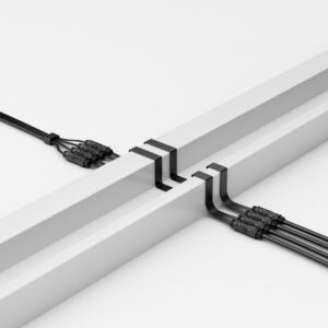 Câble solaire MC4 à MC4 extra plat 0.5m EcoFlow passant sous la fenêtre pour une installation discrète.