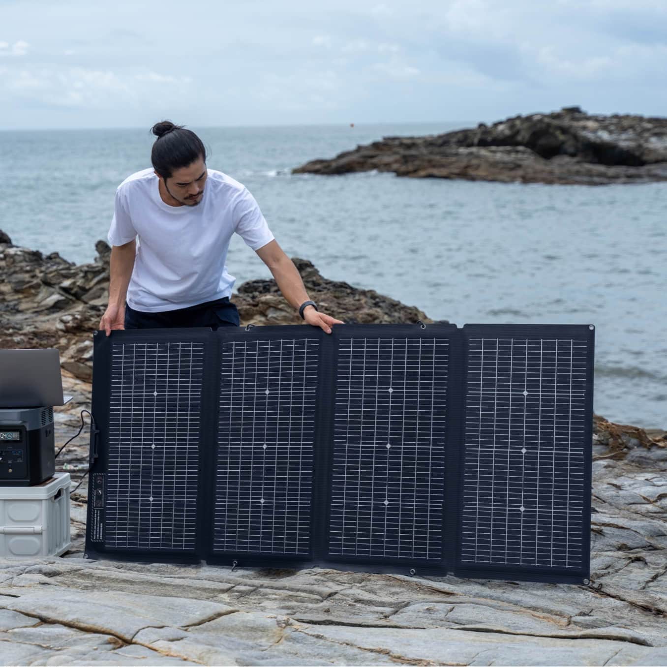 Homme utilisant le panneau solaire bifacial portable 220W EcoFlow