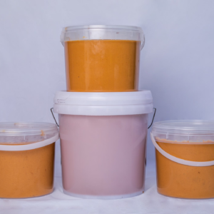 Trois seaux de 5 litres et un seau de 10 litres de pâte d'arachide Saveur d'Afrique.