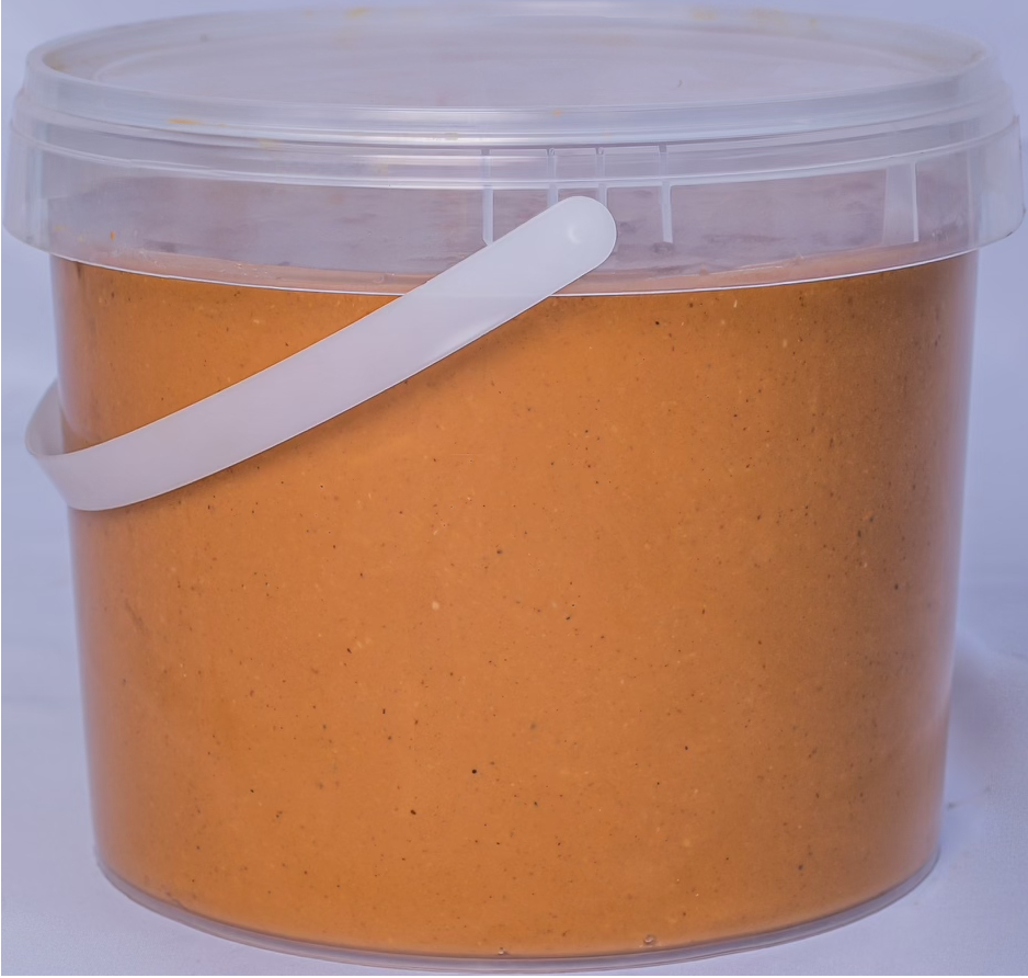 Seau de 5 litres de pâte d'arachide 'Saveur d'Afrique' 100% naturelle, produite et transformée au Mali, sur fond neutre.