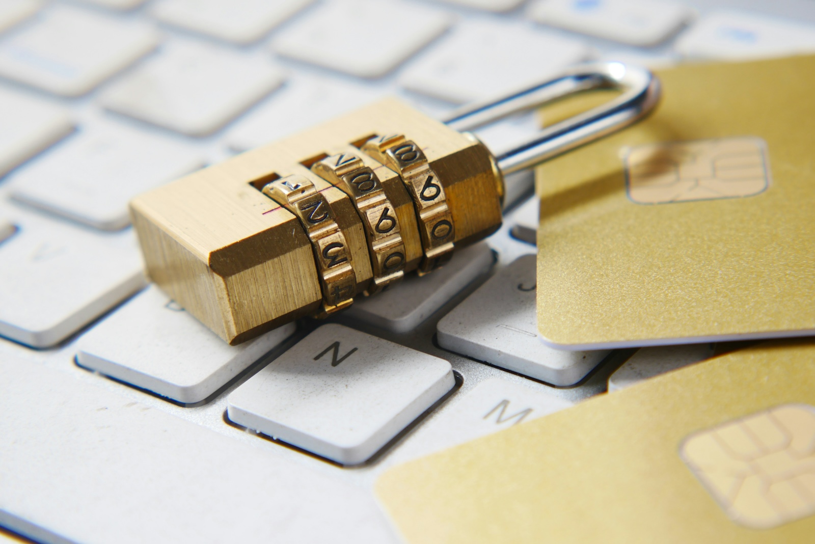 Conformité RGPD de Zone Affaire avec verrou sur clavier et carte de crédit pour la protection des données.
