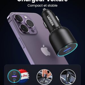 Chargeur voiture Ugreen en design classique avec iPhone, montrant sa taille compacte et fonctionnalités anti-vibration.