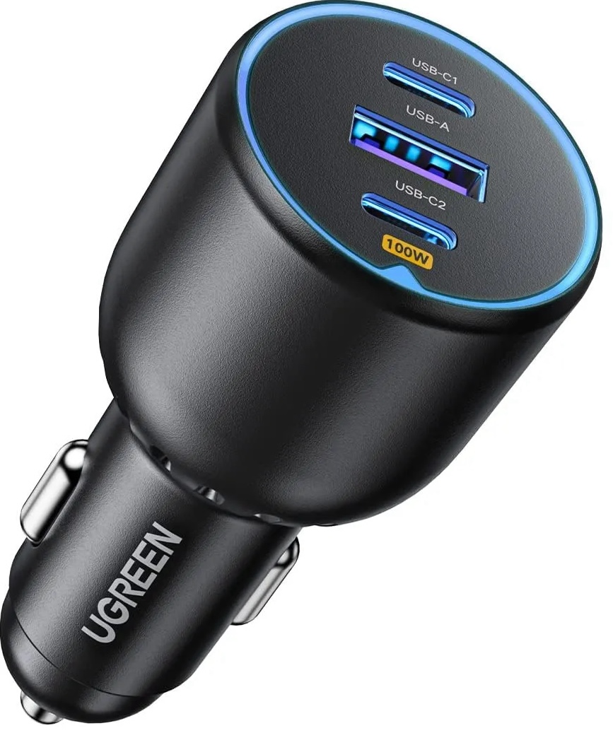 Chargeur allume cigare USB C Ugreen avec trois ports, affichage LED.