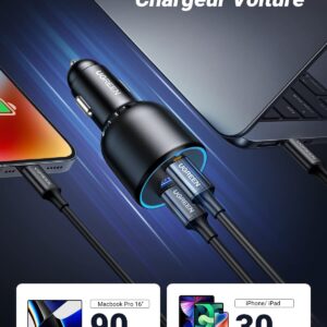 Chargeur voiture Ugreen 130W à 3 ports connecté à un smartphone et un ordinateur portable, illustrant la charge rapide.