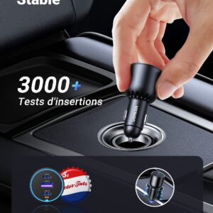 Main insérant un mini chargeur voiture USB d'Ugreen dans l'allume-cigare, montrant sa compacité et sa résistance aux vibrations.