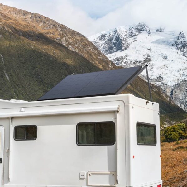 Panneaux solaires rigides 400W (lot de 2) – EcoFlow installés sur un camping-car avec des montagnes en arrière-plan.