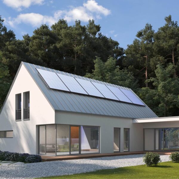Maison équipée de panneaux solaires rigides 400W (lot de 2) – EcoFlow sur le toit.