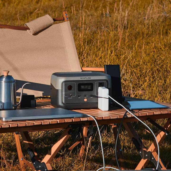 Station électrique portable 256Wh – EcoFlow River 2 en utilisation extérieure