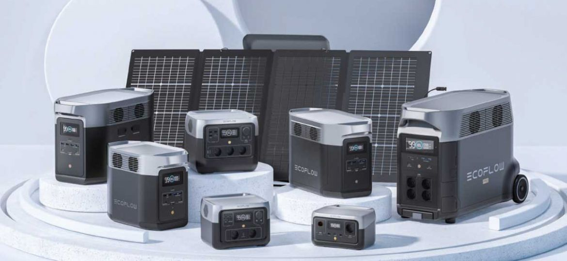 Groupe de générateurs solaires et batteries Lithium EcoFlow avec panneaux solaires en arrière-plan.