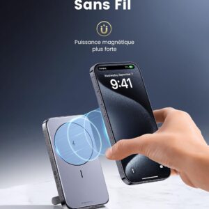Power bank UGREEN fixée magnétiquement à un iPhone en charge