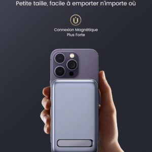 Power bank UGREEN fixée à l’arrière d’un iPhone