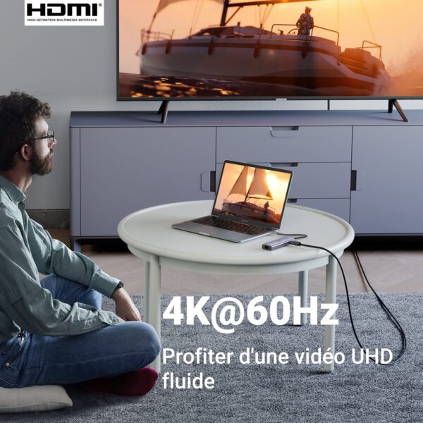 Hub USB C 7 en 1 UGREEN Revodok 60515 avec affichage HDMI UHD 4K@60Hz connecté à un téléviseur.