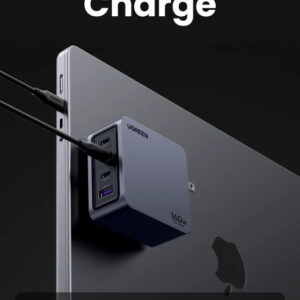 Chargeur rapide 160W UGREEN 25877 branché à un MacBook Pro