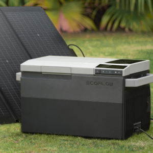 Réfrigérateur portable EcoFlow Glacier connecté à des panneaux solaires pour une recharge en extérieur.