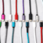 Comparaison de câbles USB-C modernes montrant différents modèles, finitions et connecteurs.